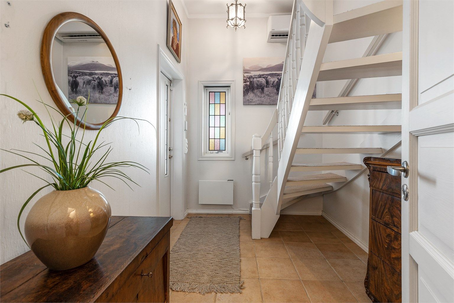 Entreen har plass til kommode, skap og knaggrekker. Flistlagt gulv med gulvvarme. Fra entreen kommer man videre til gangen, som igjen fører til garasjen.