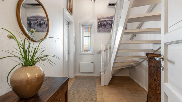 Entreen har plass til kommode, skap og knaggrekker. Flistlagt gulv med gulvvarme. Fra entreen kommer man videre til gangen, som igjen fører til garasjen.