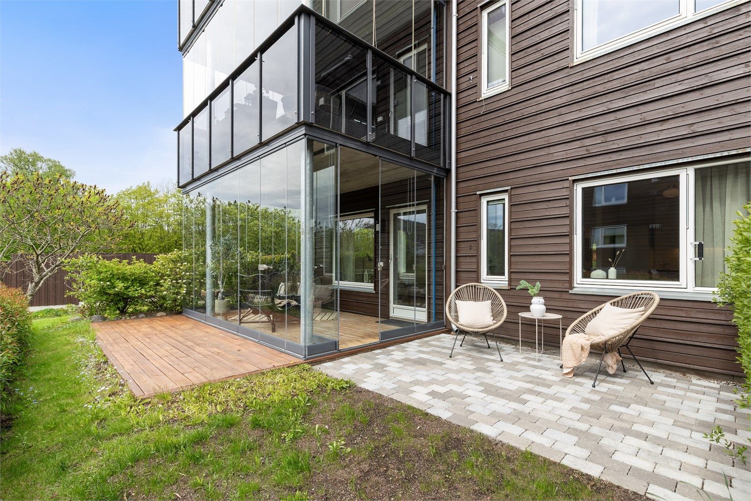 Videre er det lagt markterrasse og heller slik at uteområdet kan benyttes til det maksimale