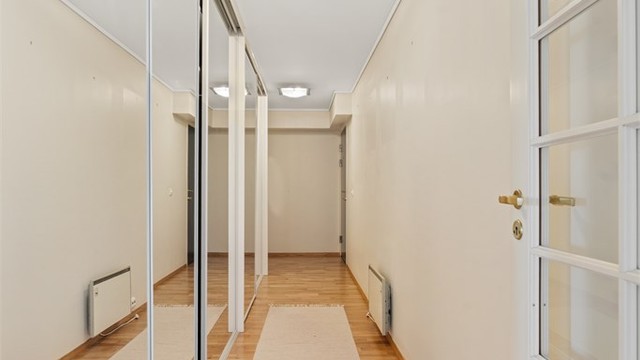 Lys og innbydende entré med direkte adkomst fra heis og fellesgang.