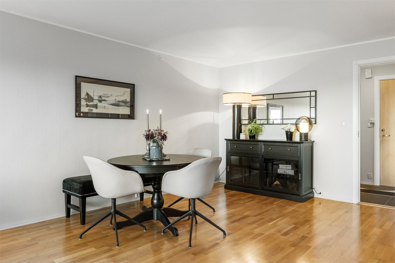 God plass til spisestue i tilknytning til kjøkkenet 