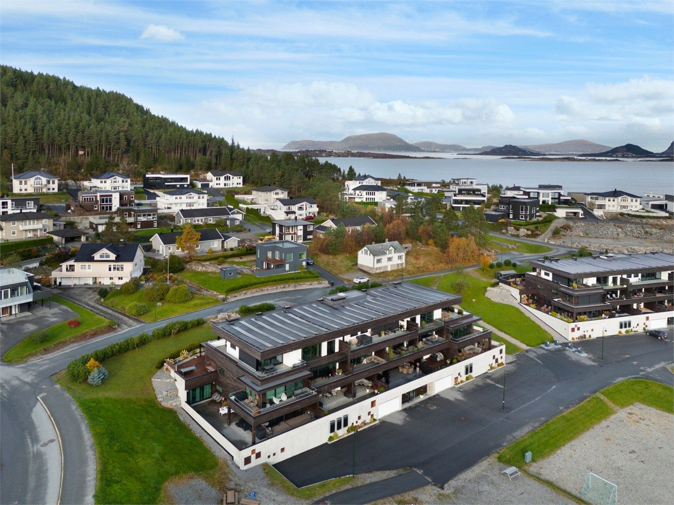 Dronebilde over boligblokken og nærområdet