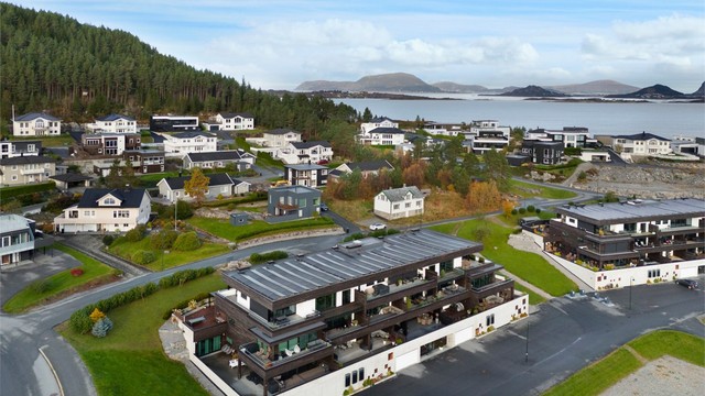 Dronebilde over boligblokken og nærområdet