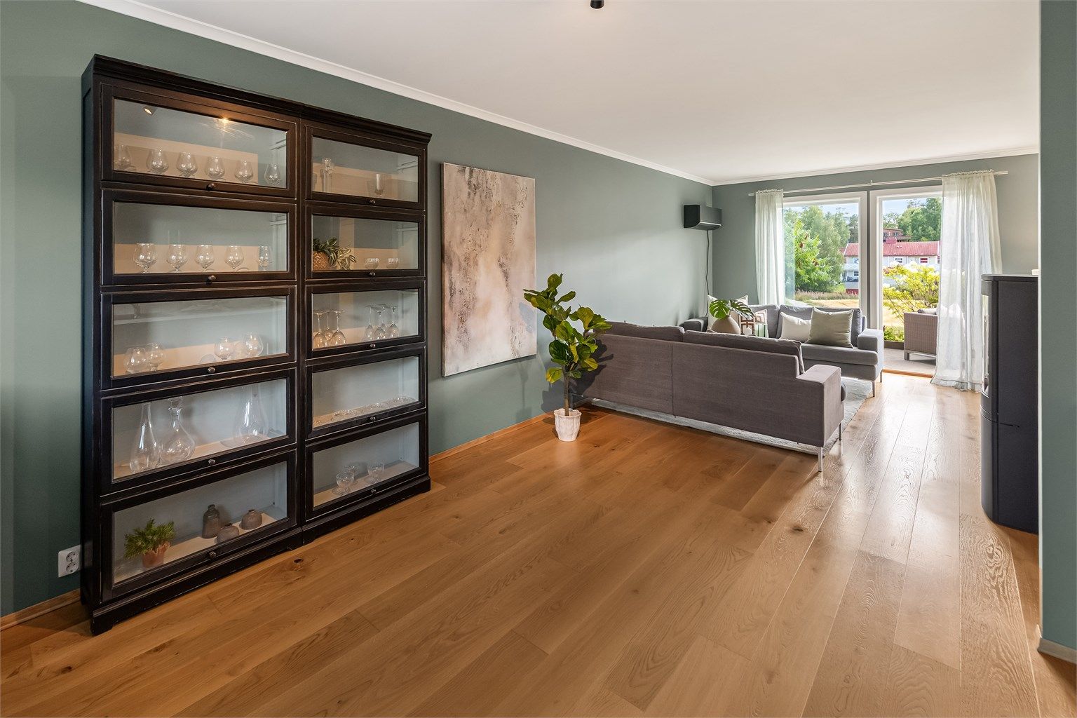 Store vindusflater med minimalt innsyn og utsikt mot landlige omgivelser.