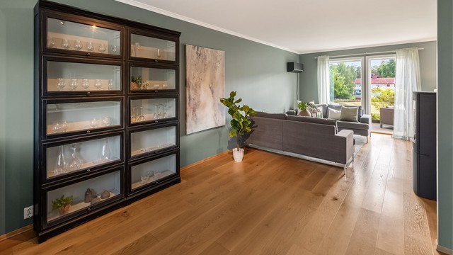 Store vindusflater med minimalt innsyn og utsikt mot landlige omgivelser.