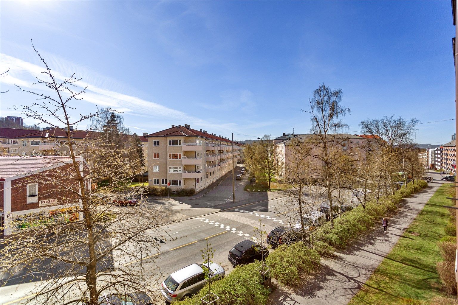 Fra leiligheten i 3. etasje har du utsyn over et rolig og etablert nabolag.