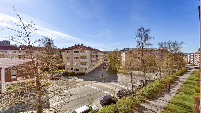 Fra leiligheten i 3. etasje har du utsyn over et rolig og etablert nabolag.