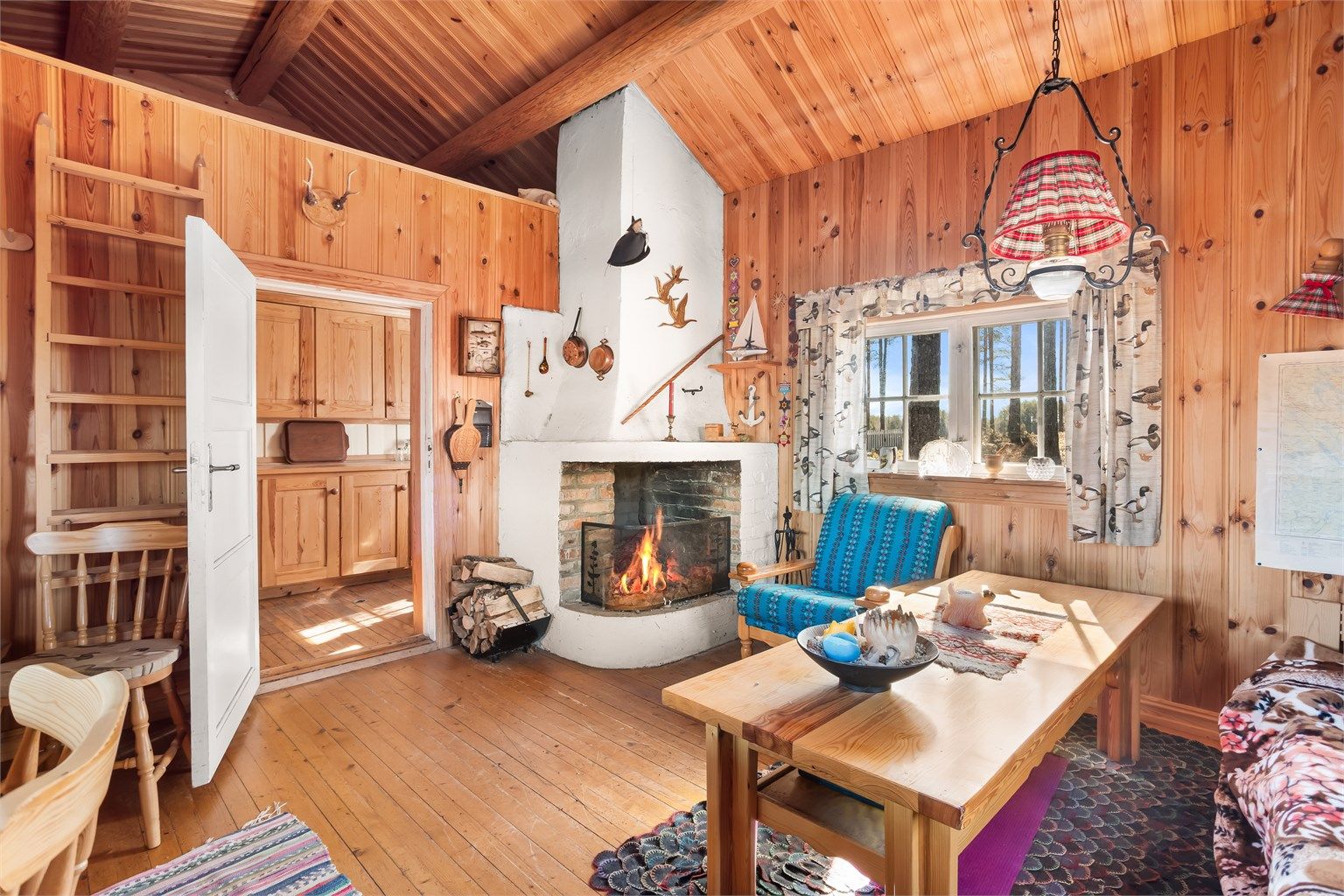 Et solid ildsted i stuen sørger for varme og hygge.