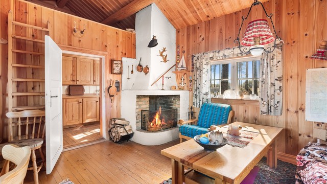 Et solid ildsted i stuen sørger for varme og hygge.