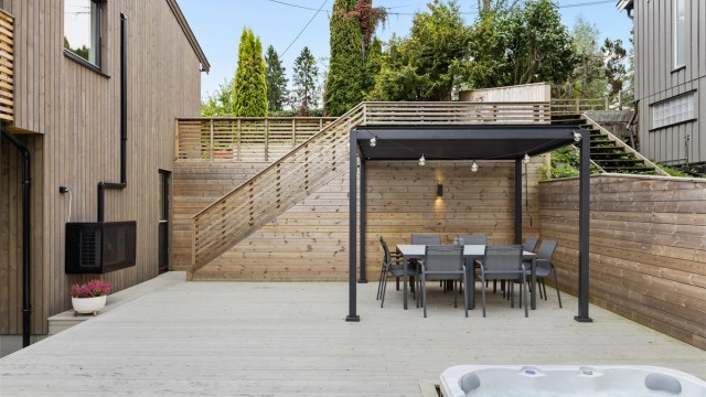 Trappen leder ned til en terrasse på 66 kvm