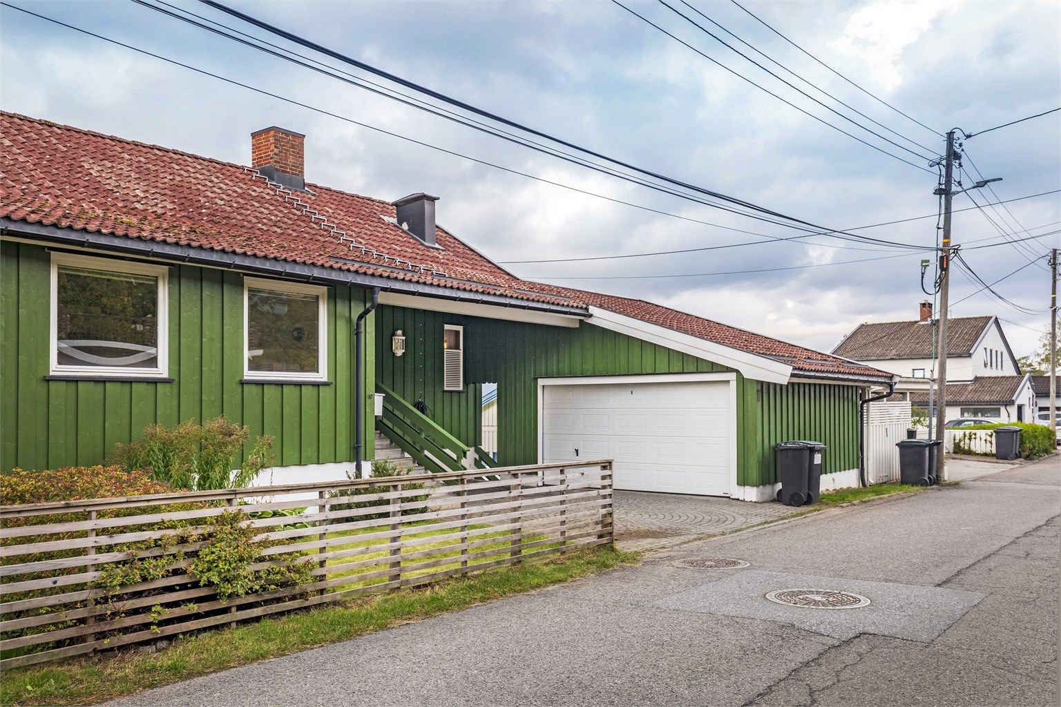 Boligen har dobbelgarasje med elektrisk garasjeport