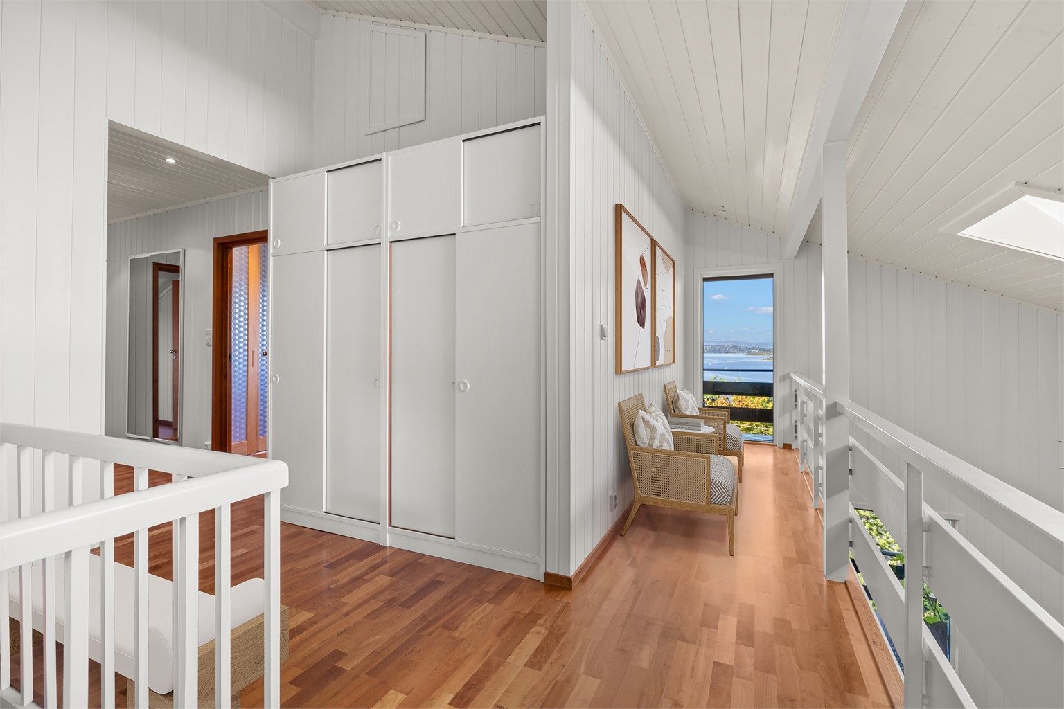 Gang i loftsetasjen med parkettgulv og integrert skyvedørsgarderobe. (Illustrasjon)