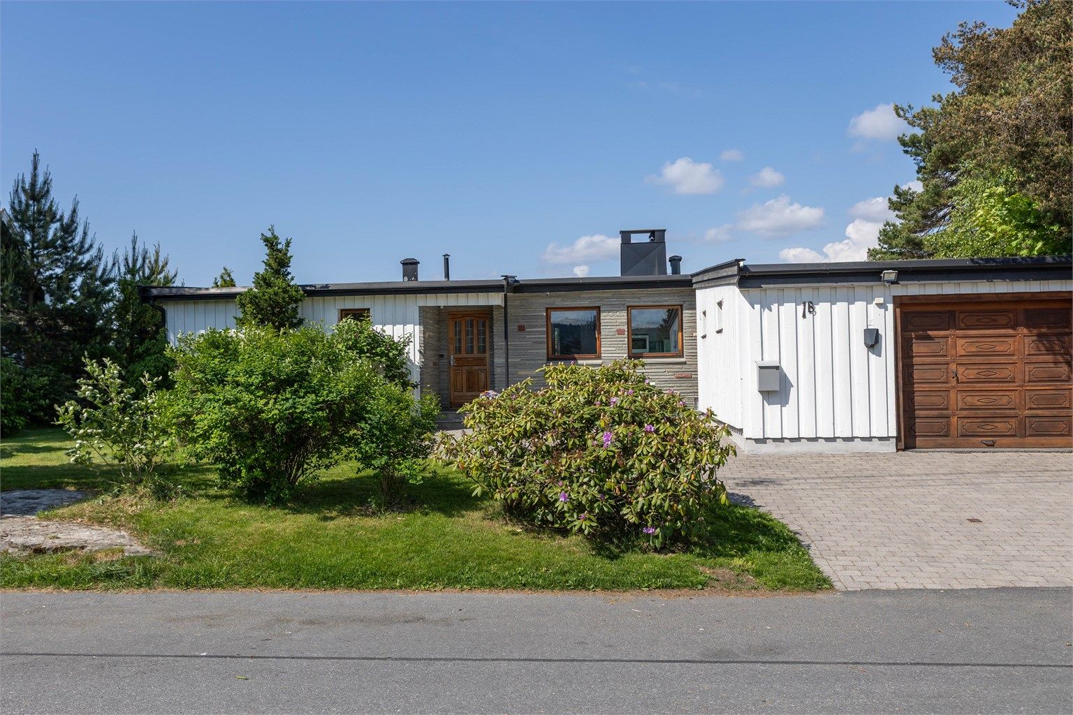 Eiendommen ligger fredelig til i en rolig og etablert gate på attraktive Høybråten.