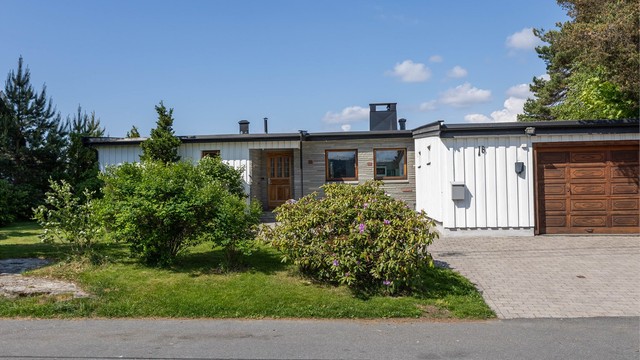 Eiendommen ligger fredelig til i en rolig og etablert gate på attraktive Høybråten.