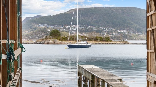 Fra innsiden rammes utsikten mot sjøen og landskapet vakkert inn.