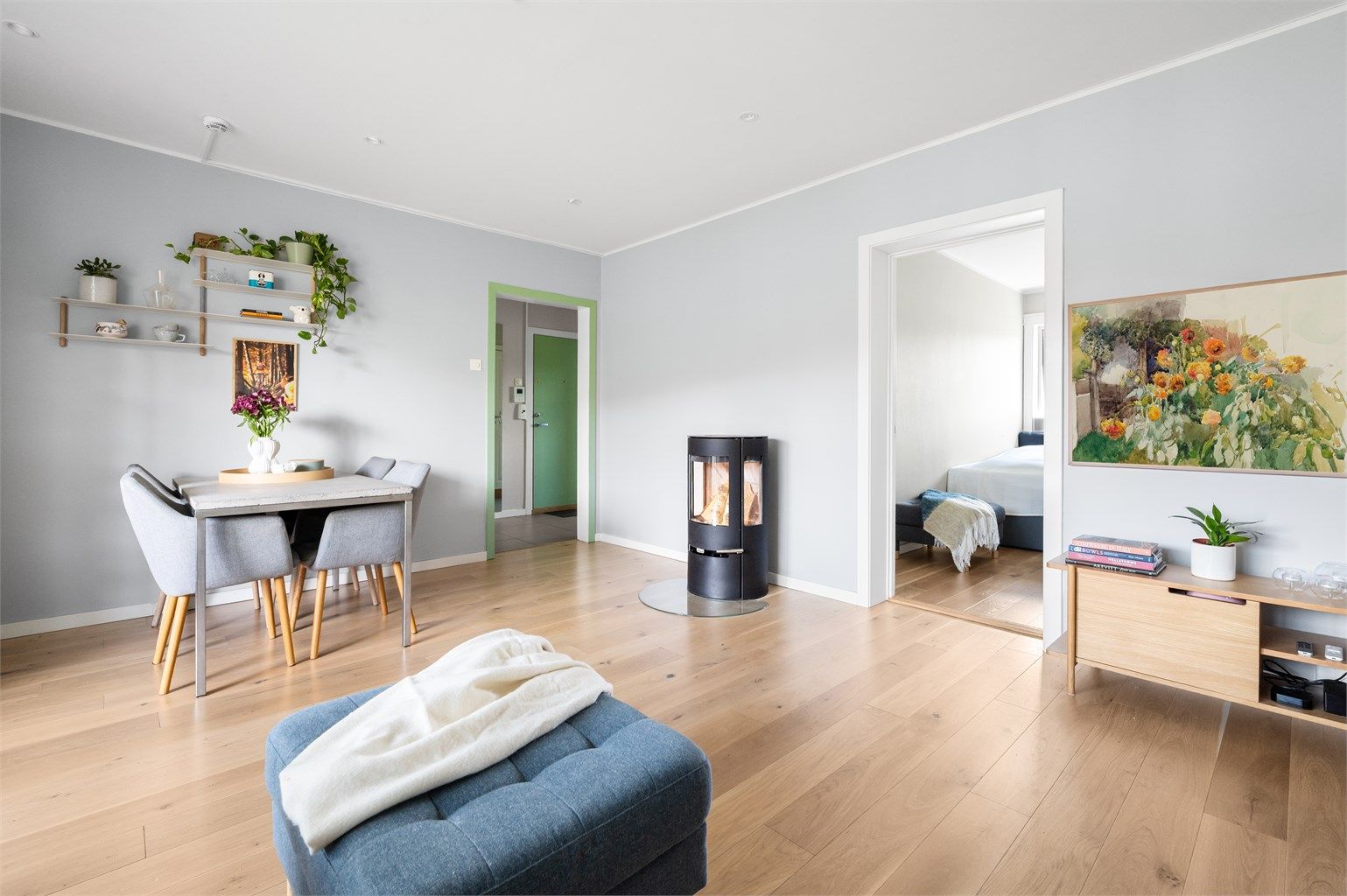 Boligen har en meget arealeffektiv planløsning, to romslige soverom og en sydvestvendt balkong på ca. 7 kvm med gode solforhold og hyggelig utsyn. 
Foto: Peter Futo