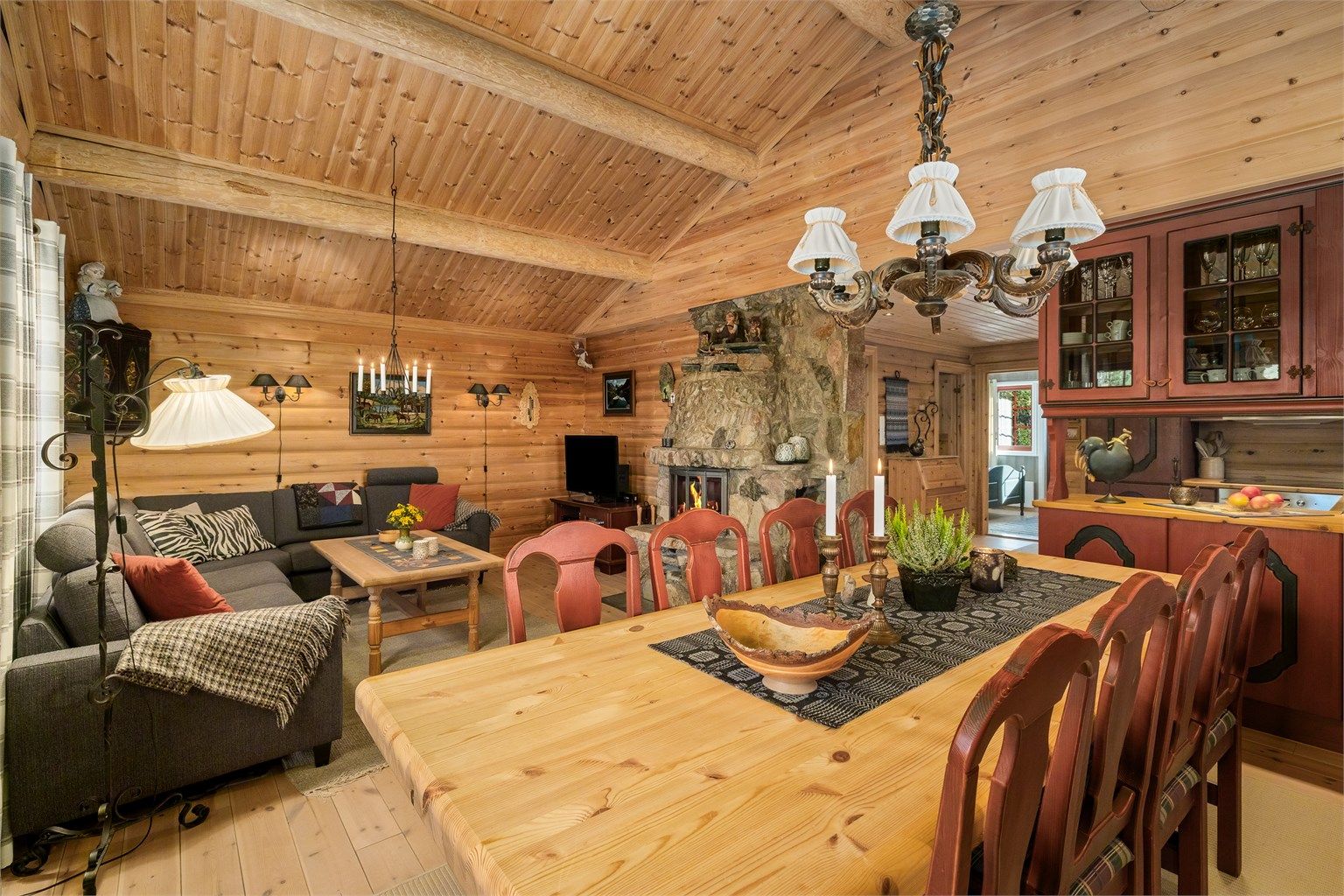 Stua har god plass til langbord og ligger i åpen løsning mot kjøkkenet.