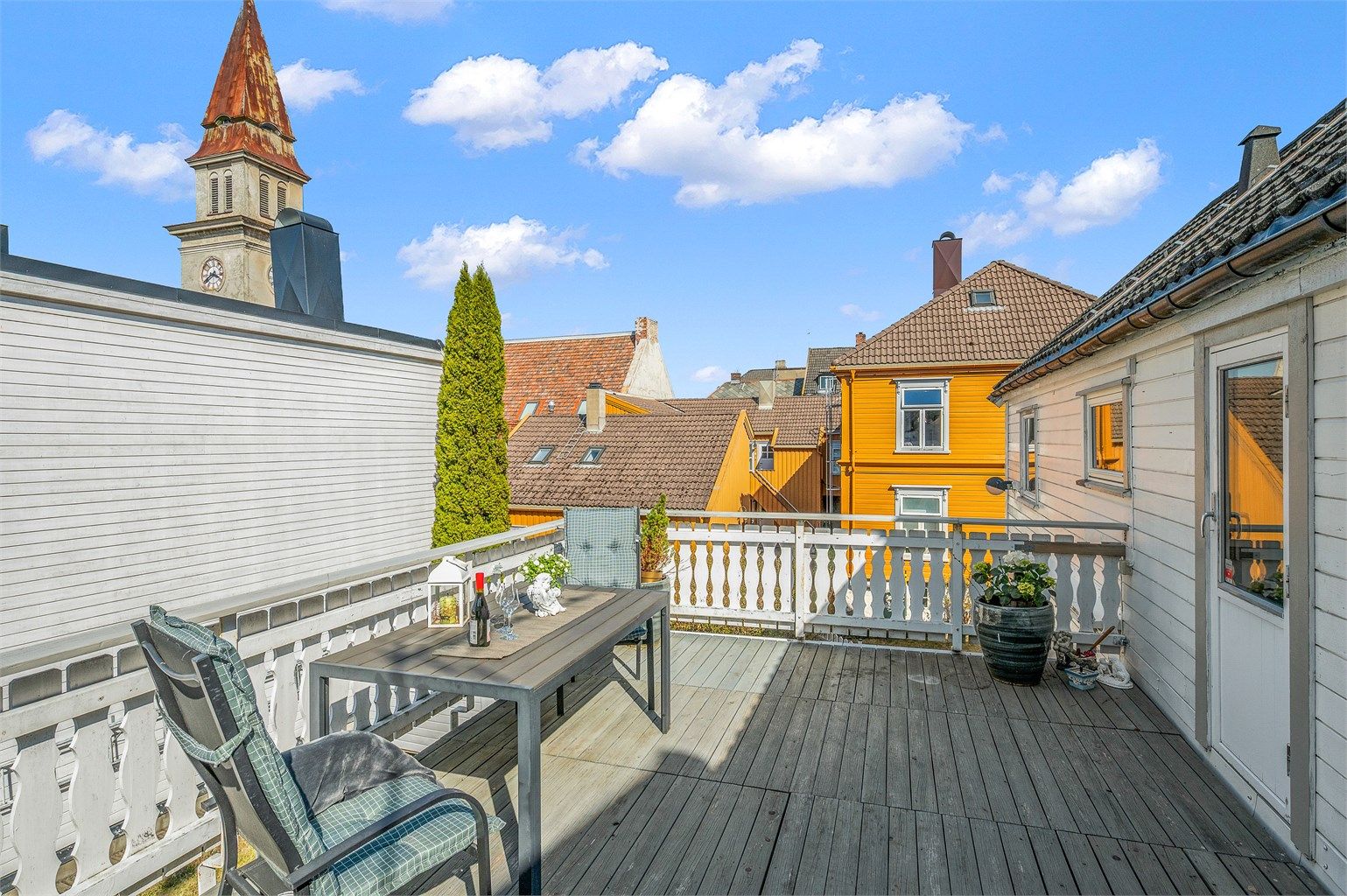 Romslig balkong med gode solforhold fra morgenen – et naturlig samlingspunkt i sommerhalvåret.