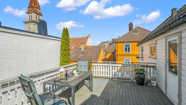 Romslig balkong med gode solforhold fra morgenen – et naturlig samlingspunkt i sommerhalvåret.