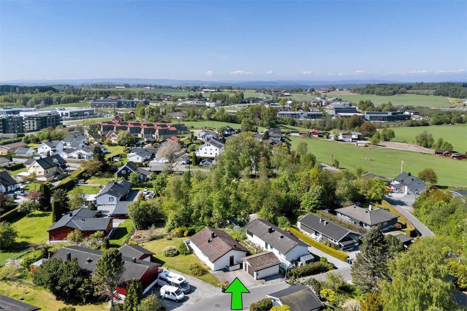 Boligen har en veldig fin beliggenhet. Nærhet til friområde, og Hebekkskogen, samt "Stuene" like i nærheten. 