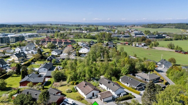 Boligen har en veldig fin beliggenhet. Nærhet til friområde, og Hebekkskogen, samt "Stuene" like i nærheten.
