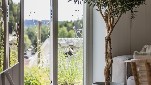 Utgangen til hagen binder inne- og uteområdene sammen.