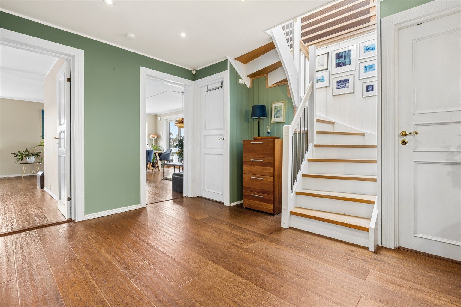 Fra entreen er det trapp opp til loftsetasjen og direkte tilgang til boligens sosiale sone.