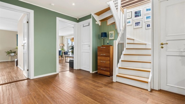 Fra entreen er det trapp opp til loftsetasjen og direkte tilgang til boligens sosiale sone.