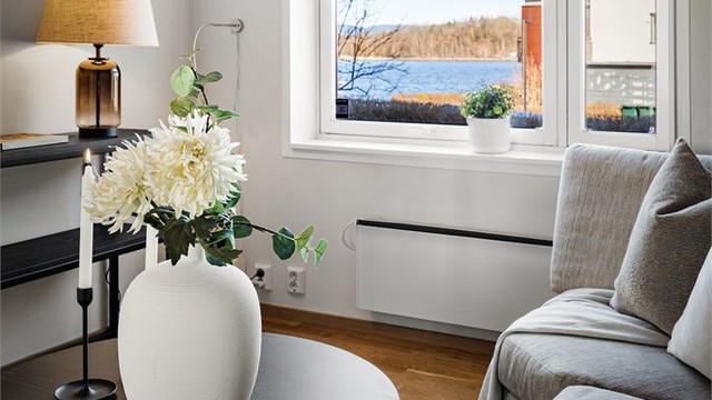 Innvendige overflater i leiligheten: Parkett og belegg på gulv. Tapet og malte vegger. Malt himling.