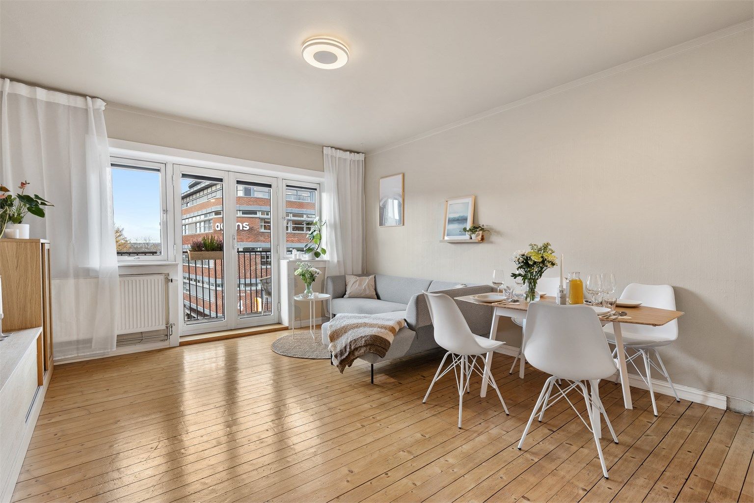 En lekker 2-roms leilighet med sentral og attraktiv beliggenhet, stor og åpen stue/kjøkkenløsning og store vindusflater. Foto: Pål Aanerud