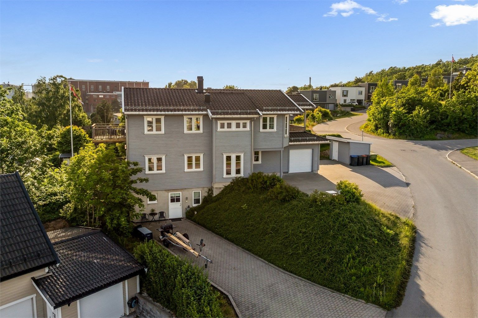 Området er etablert og familievennlig, med gang- og sykkelsti til den nye Vesterøy skole.