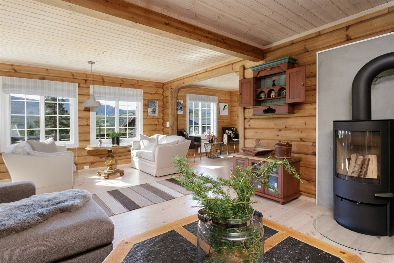 Stor åpen stue og kjøkkenløsning med god plass til flere soner og sitteplasser