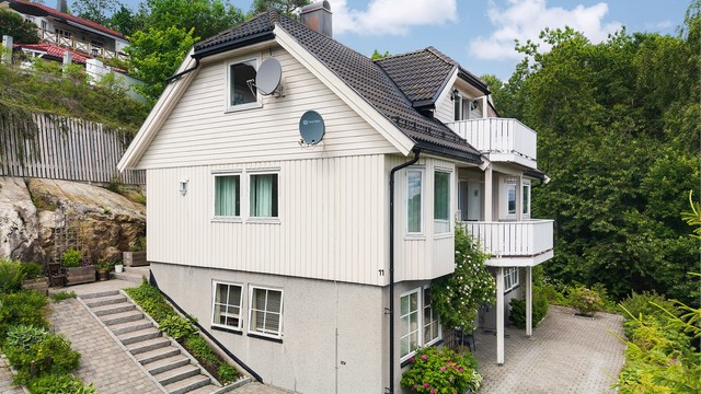 Enebolig fra 2008 med fasader i stående og liggende trepanel.