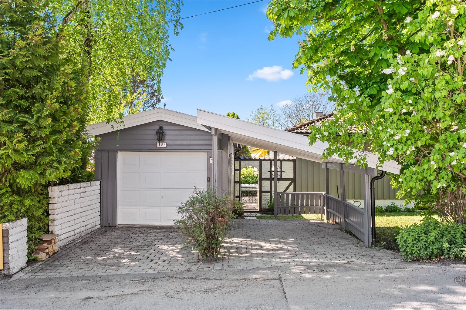 Eneboligen har både tilhørende garasje og carport på egen tomt. 