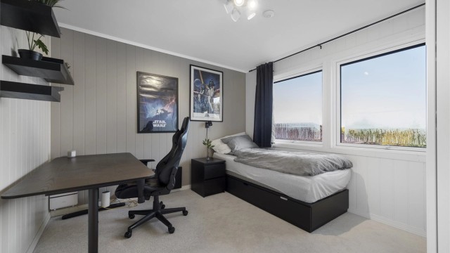 Soverom nummer to i etasjen, med plass til seng, skrivebord og oppbevaring.