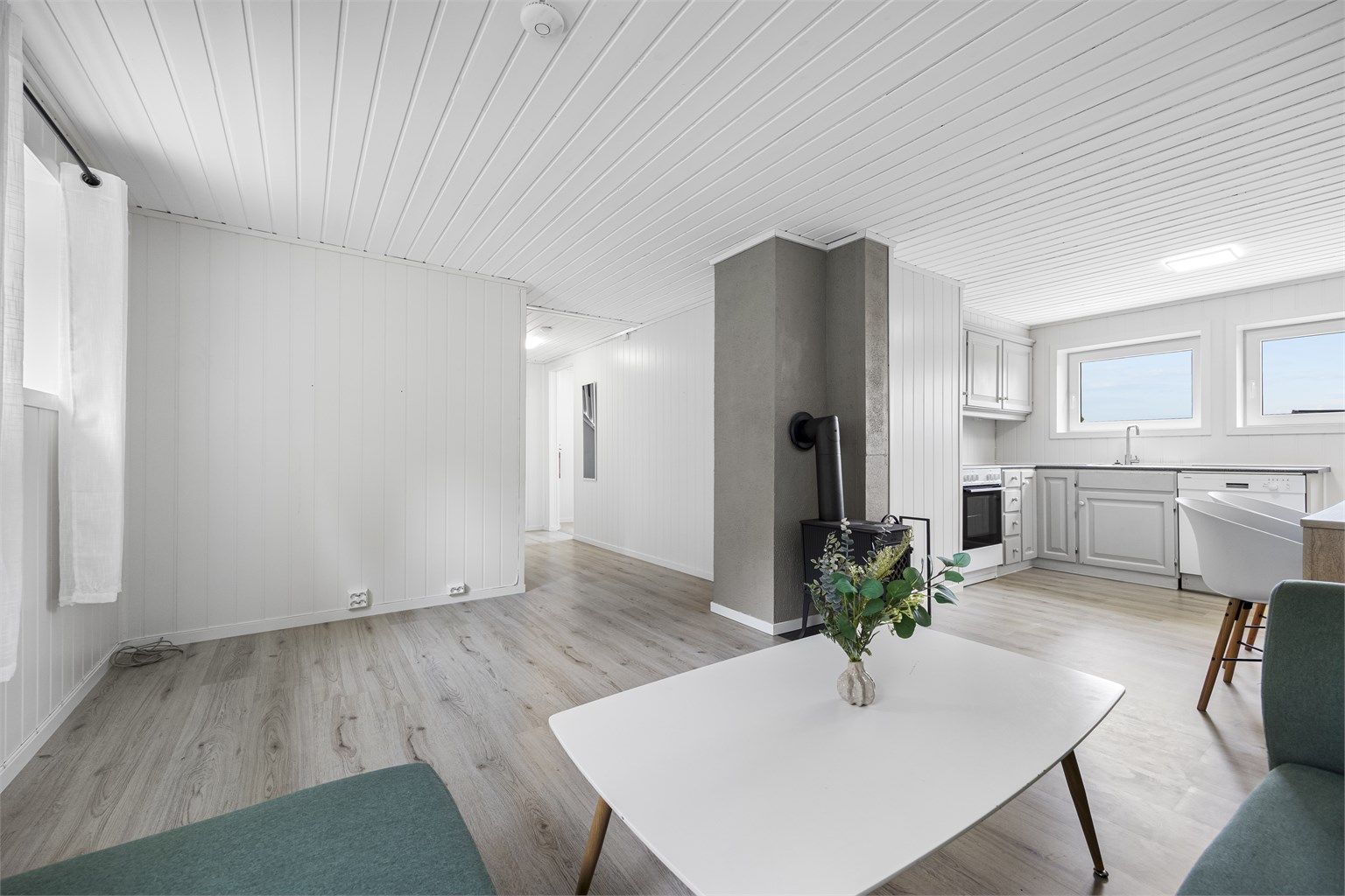 Åpen løsning mellom stue og kjøkken i den separate utleiedelen.