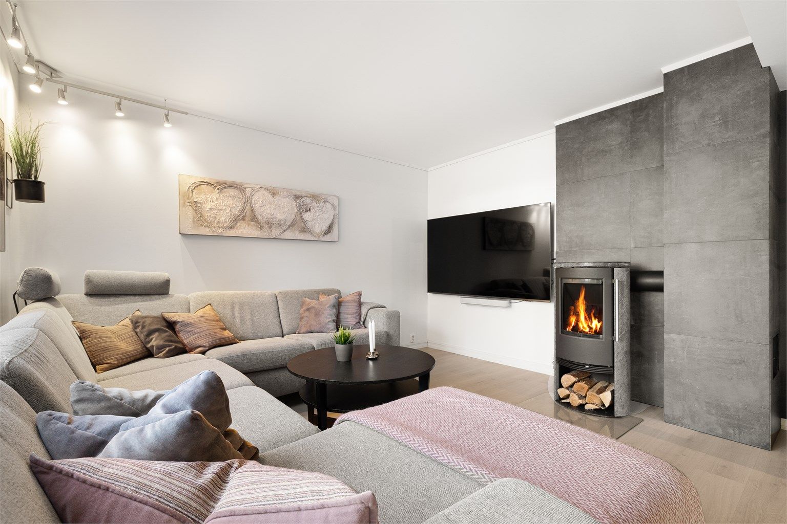 I stuen er det peis som sørger for hygge og varme på kalde dager.