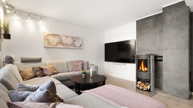 I stuen er det peis som sørger for hygge og varme på kalde dager.