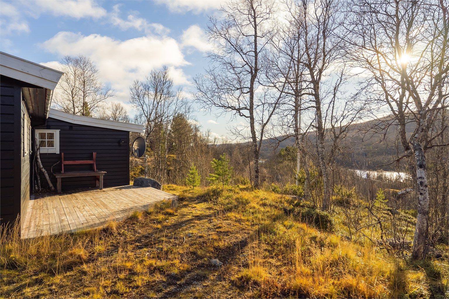 Hytta har bilvei helt frem og rikelig med biloppstillingsplasser. Det er også mulig å benytte seg av parkeringsplasser ved felles innkjørsel fra fylkesvei.