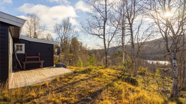 Hytta har bilvei helt frem og rikelig med biloppstillingsplasser. Det er også mulig å benytte seg av parkeringsplasser ved felles innkjørsel fra fylkesvei.