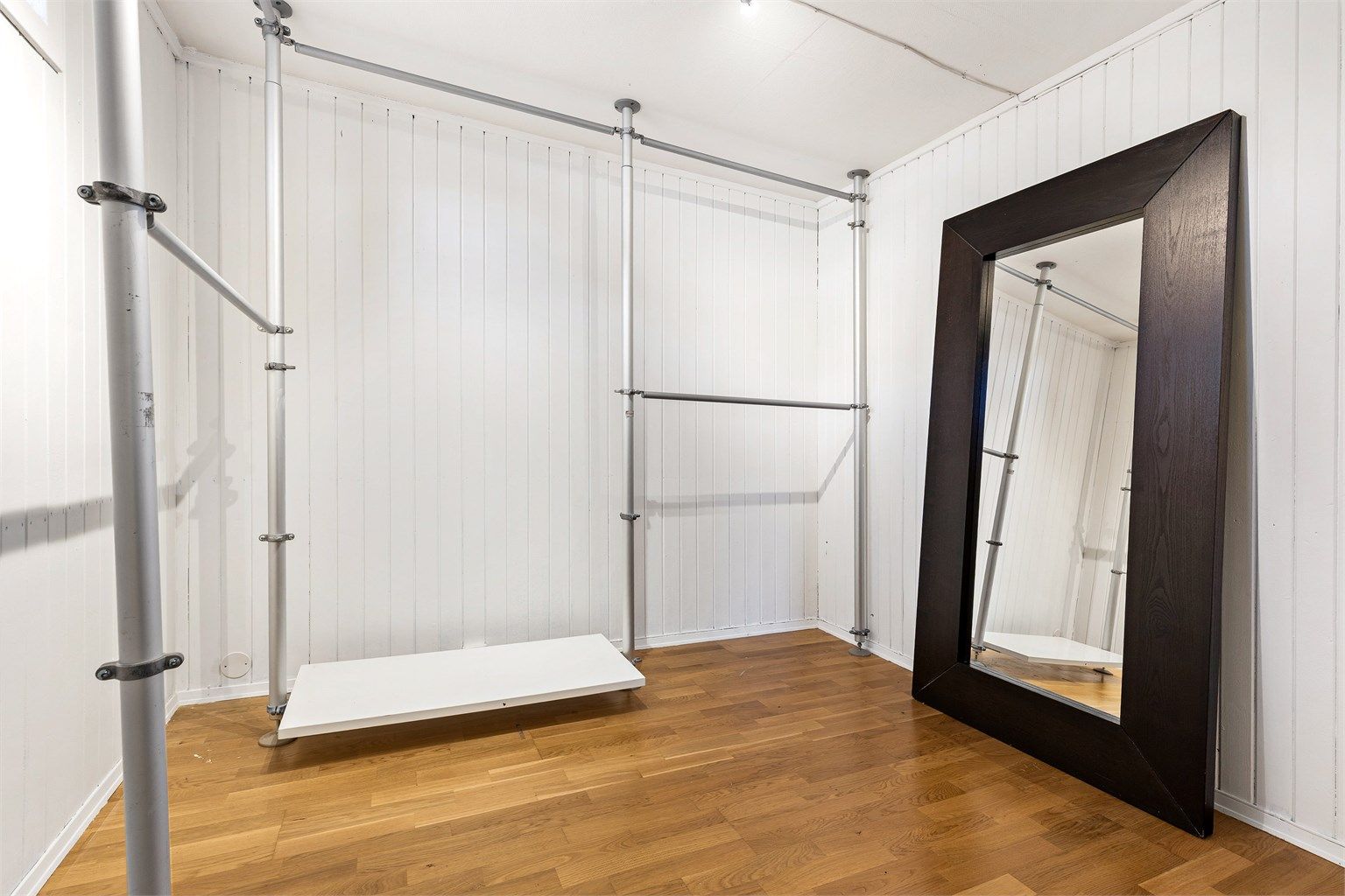 Walk-in-closet med god plass.