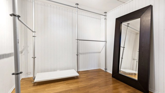 Walk-in-closet med god plass.