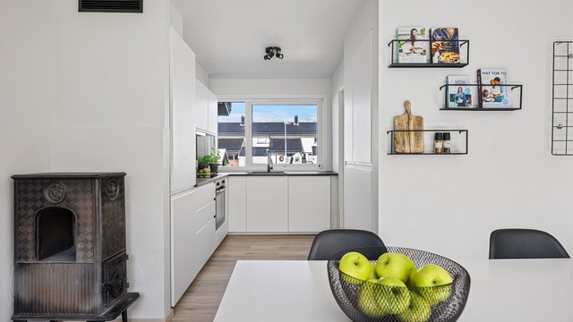 Kjøkkeninnredningen fra IKEA ( 2024), i tidløs hvit og sort benkeplate.