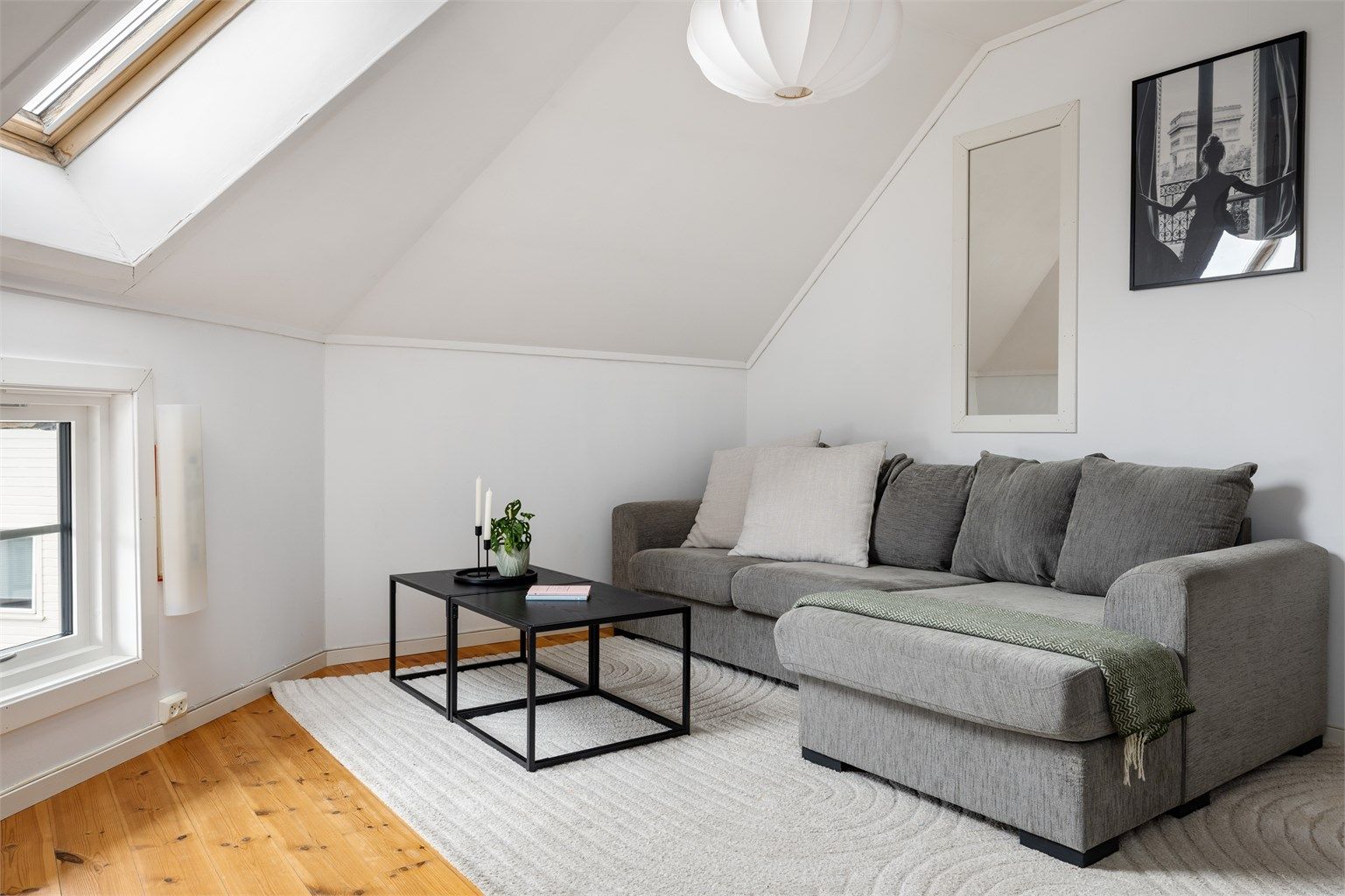 Stuen har og plass til å innredes med både sofa og tilhørende bord