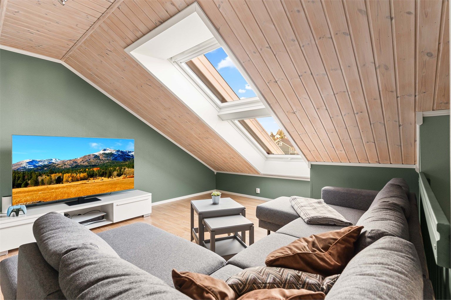 I loftsetasjen finner du en ekstra stue, perfekt som TV-krok eller lekerom. Takvinduer gir godt med lys.