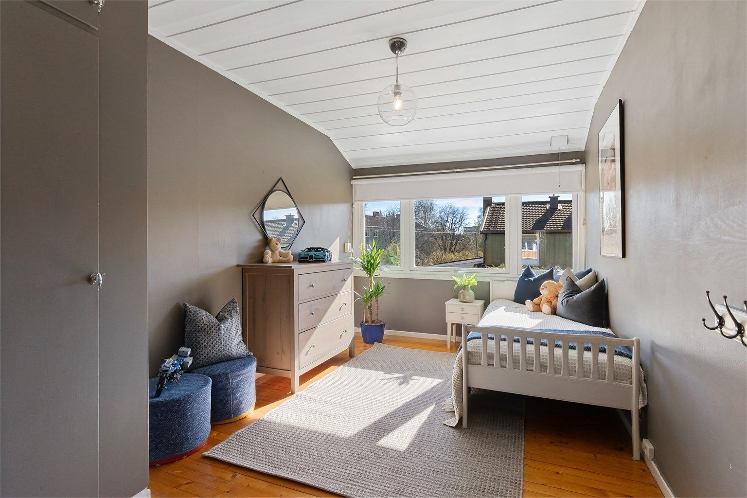 Det andre soverommet er lyst og romslig, med god plass til seng og lekeareal.