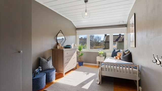 Det andre soverommet er lyst og romslig, med god plass til seng og lekeareal.