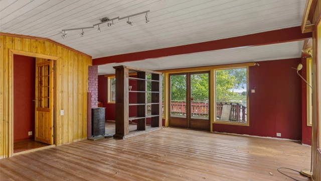 Åpen stue og kjøkkenløsning, utgang til terrasse i øst.