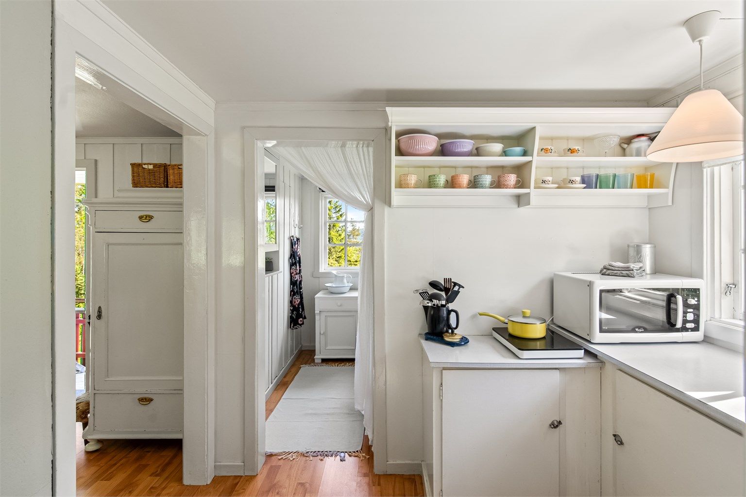 Kjøkkenet ligger i delvis åpen løsning mot stuen. Kjøkkeninnredning har slette fronter og benkeplater av laminat.