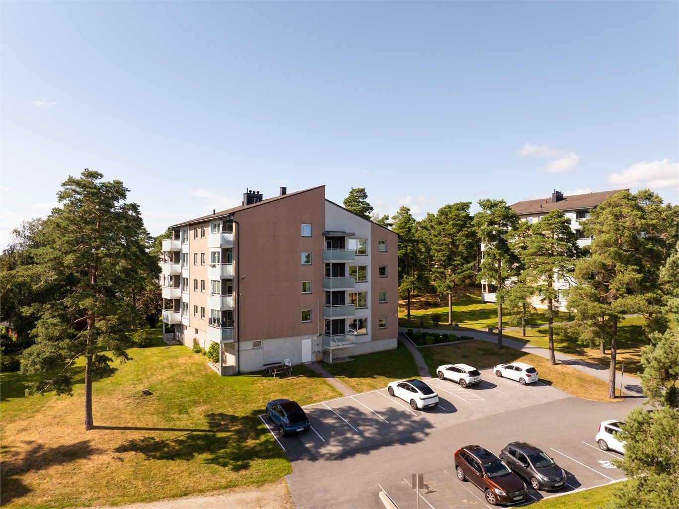 Felles parkeringsplass med ladestasjoner.